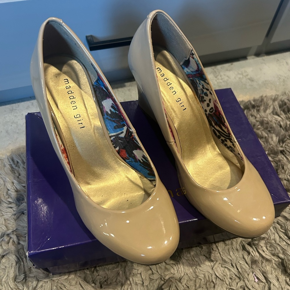 Madden Girl Women's Cream Wedges